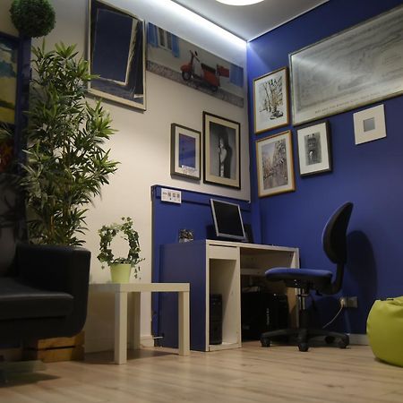 Gracia City Hostel Barcelona Ngoại thất bức ảnh The library