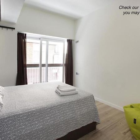 Gracia City Hostel Barcelona Ngoại thất bức ảnh A bedroom at the hotel