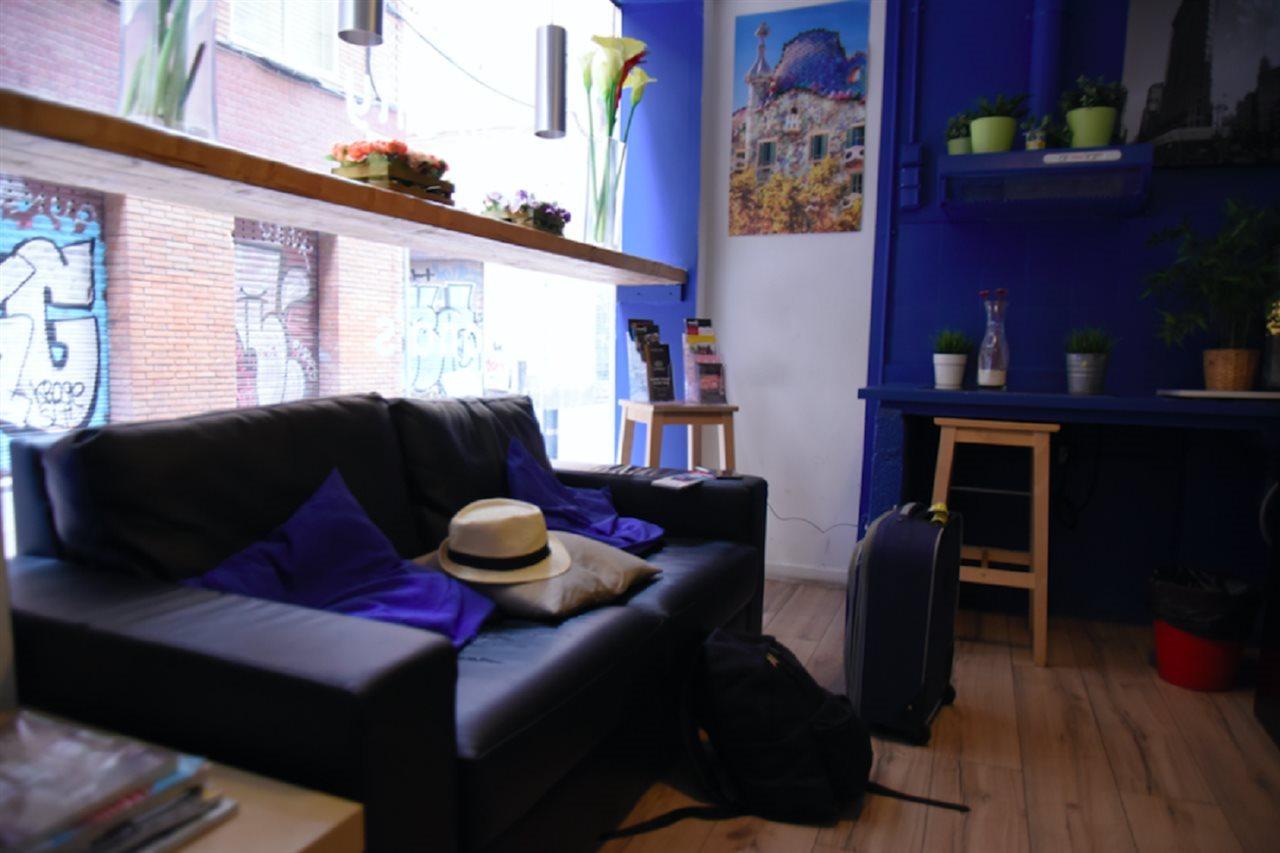 Gracia City Hostel Barcelona Ngoại thất bức ảnh The interior of a typical micro apartment in Paris