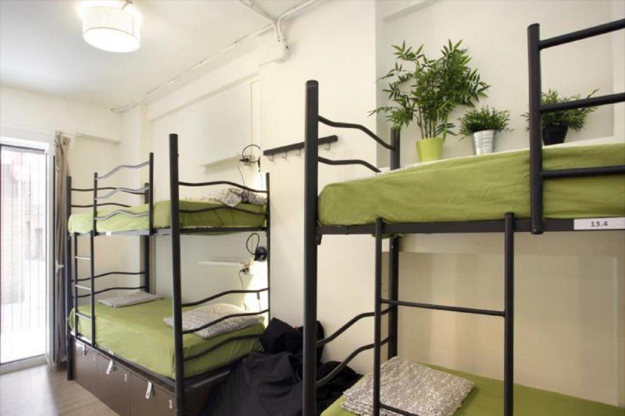 Gracia City Hostel Barcelona Ngoại thất bức ảnh A typical capsule hotel room