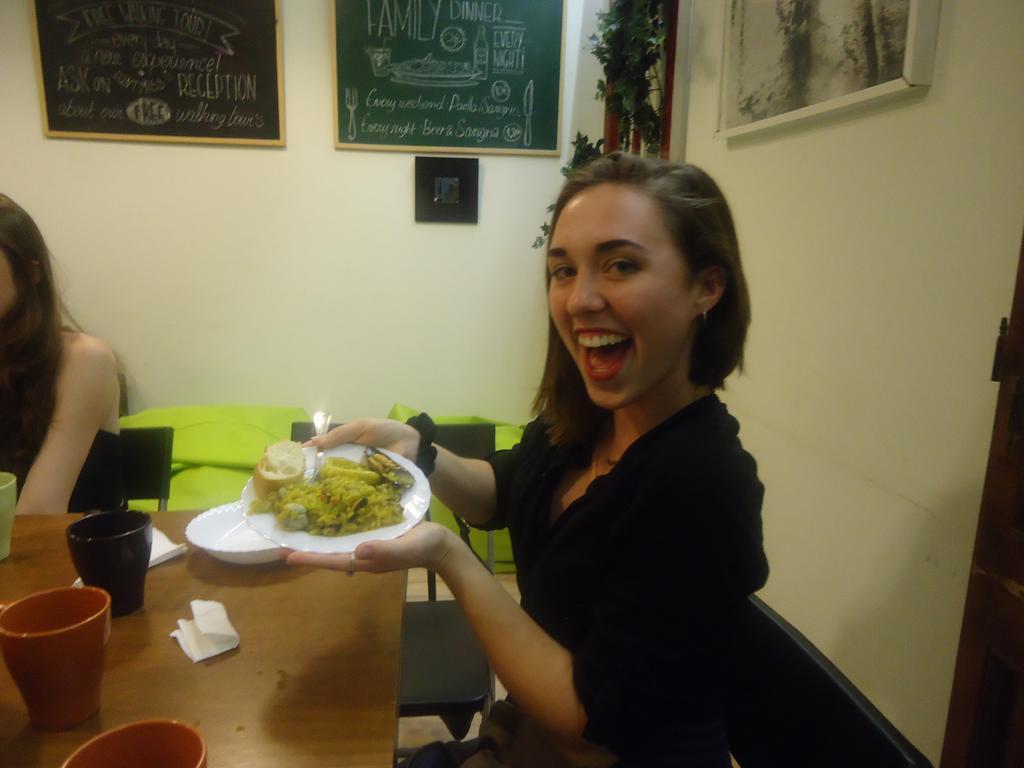 Gracia City Hostel Barcelona Ngoại thất bức ảnh A woman holding a plate of food