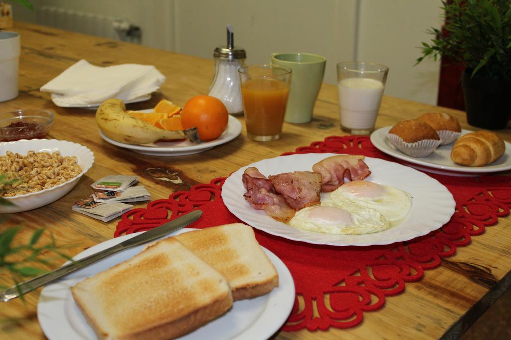 Gracia City Hostel Barcelona Ngoại thất bức ảnh A traditional Brazilian breakfast