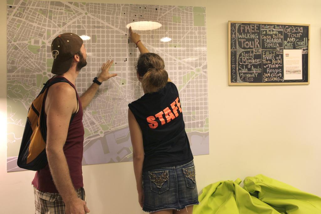 Gracia City Hostel Barcelona Ngoại thất bức ảnh Hostel staff helping a guest with a map