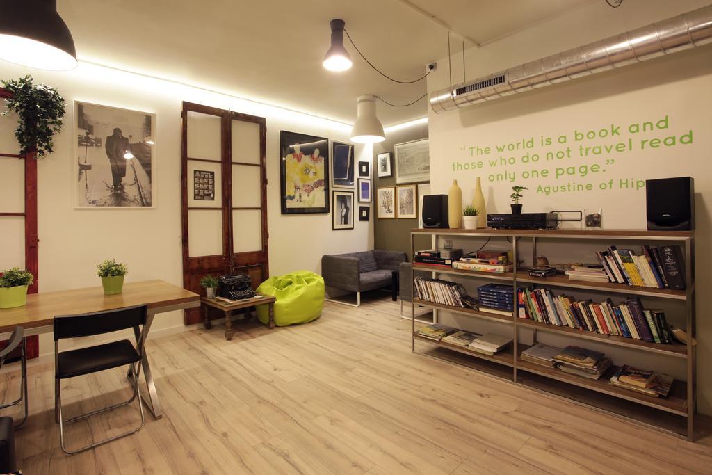 Gracia City Hostel Barcelona Ngoại thất bức ảnh Library