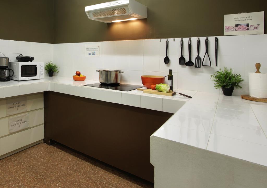 Gracia City Hostel Barcelona Ngoại thất bức ảnh A modern kitchen