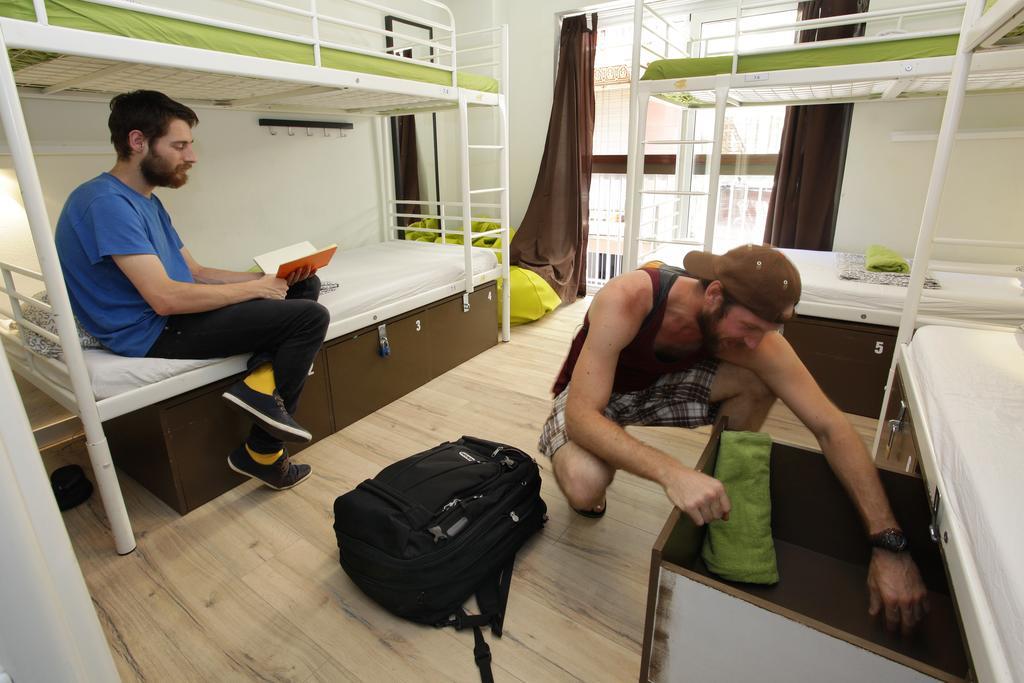 Gracia City Hostel Barcelona Ngoại thất bức ảnh Hostel in Prague