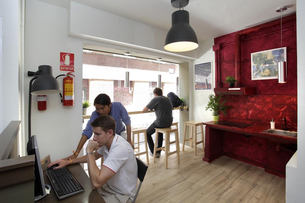 Gracia City Hostel Barcelona Ngoại thất bức ảnh The interior of the library