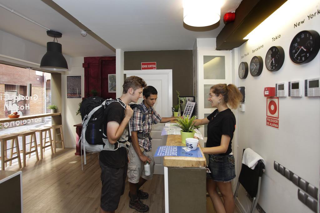 Gracia City Hostel Barcelona Ngoại thất bức ảnh Reception at the hostel