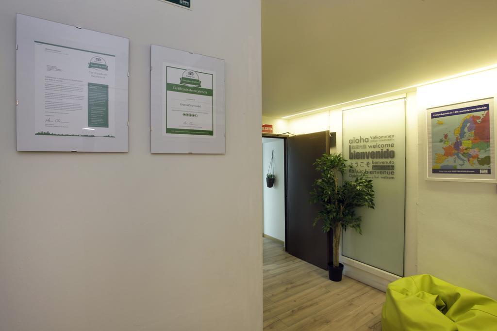 Gracia City Hostel Barcelona Ngoại thất bức ảnh The reception area of the clinic