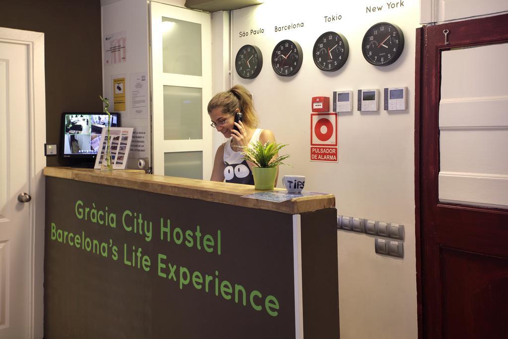 Gracia City Hostel Barcelona Ngoại thất bức ảnh Reception desk at a hostel in Barcelona, Spain