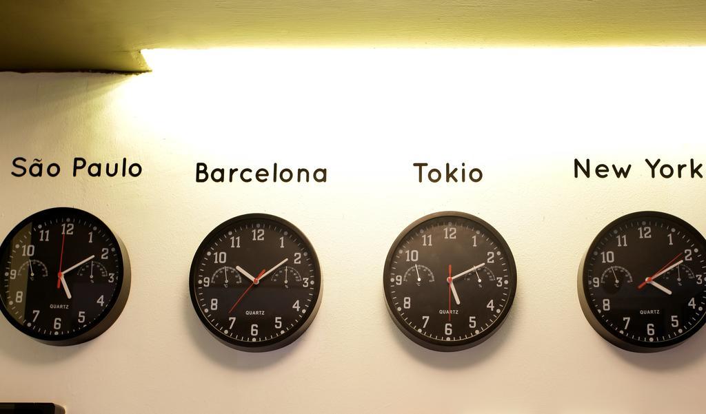 Gracia City Hostel Barcelona Ngoại thất bức ảnh Clocks showing the time in São Paulo, Barcelona, Tokyo and New York