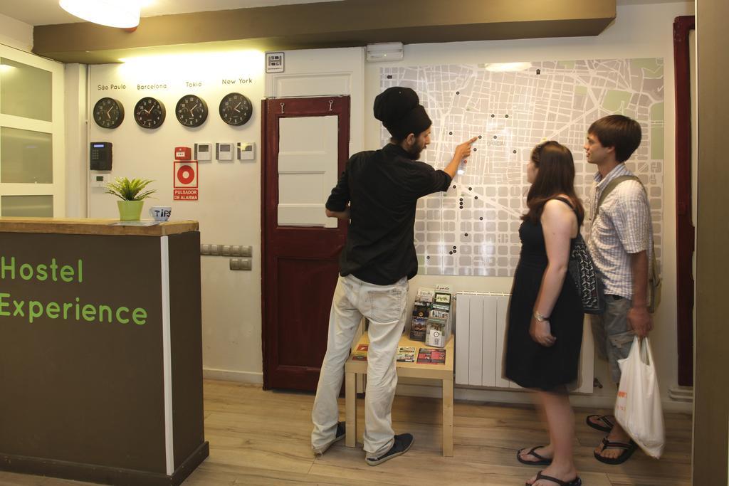Gracia City Hostel Barcelona Ngoại thất bức ảnh Hostel Experience