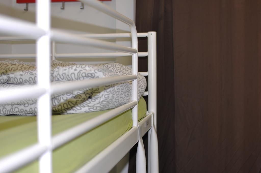 Gracia City Hostel Barcelona Ngoại thất bức ảnh A cot
