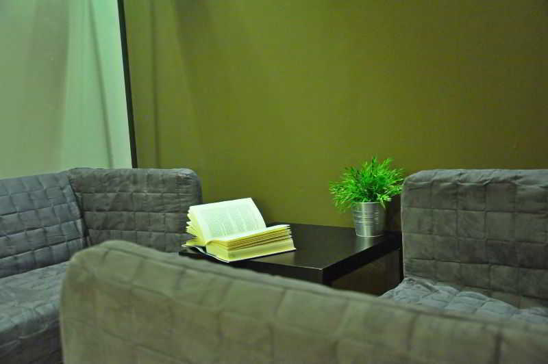 Gracia City Hostel Barcelona Ngoại thất bức ảnh A room at the library