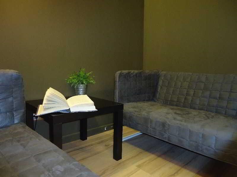 Gracia City Hostel Barcelona Ngoại thất bức ảnh A room at the library