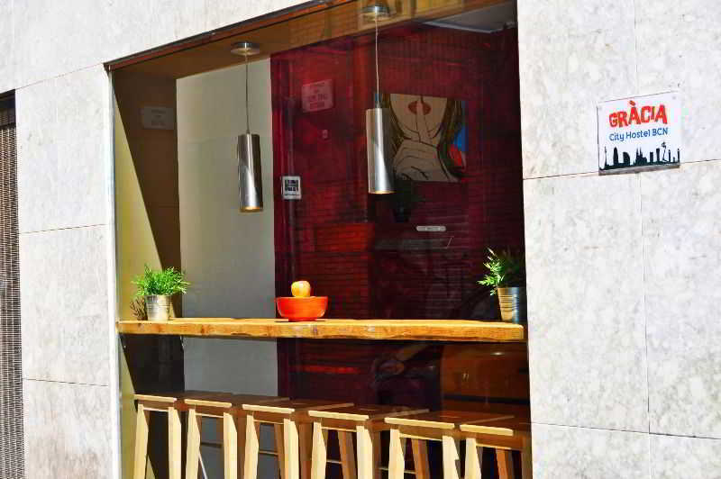 Gracia City Hostel Barcelona Ngoại thất bức ảnh A typical bar in Gràcia