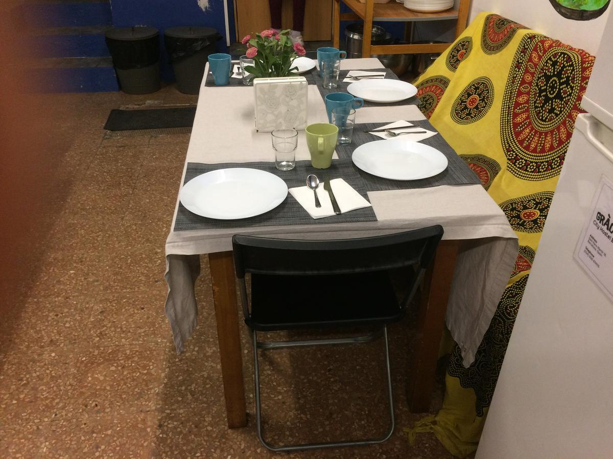 Gracia City Hostel Barcelona Ngoại thất bức ảnh A table set for a meal