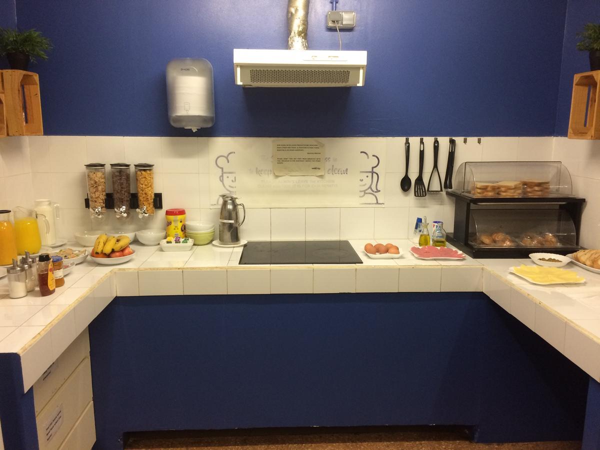 Gracia City Hostel Barcelona Ngoại thất bức ảnh A typical kitchen at a hostel
