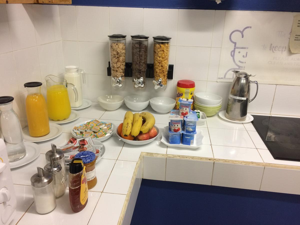 Gracia City Hostel Barcelona Ngoại thất bức ảnh A typical breakfast buffet