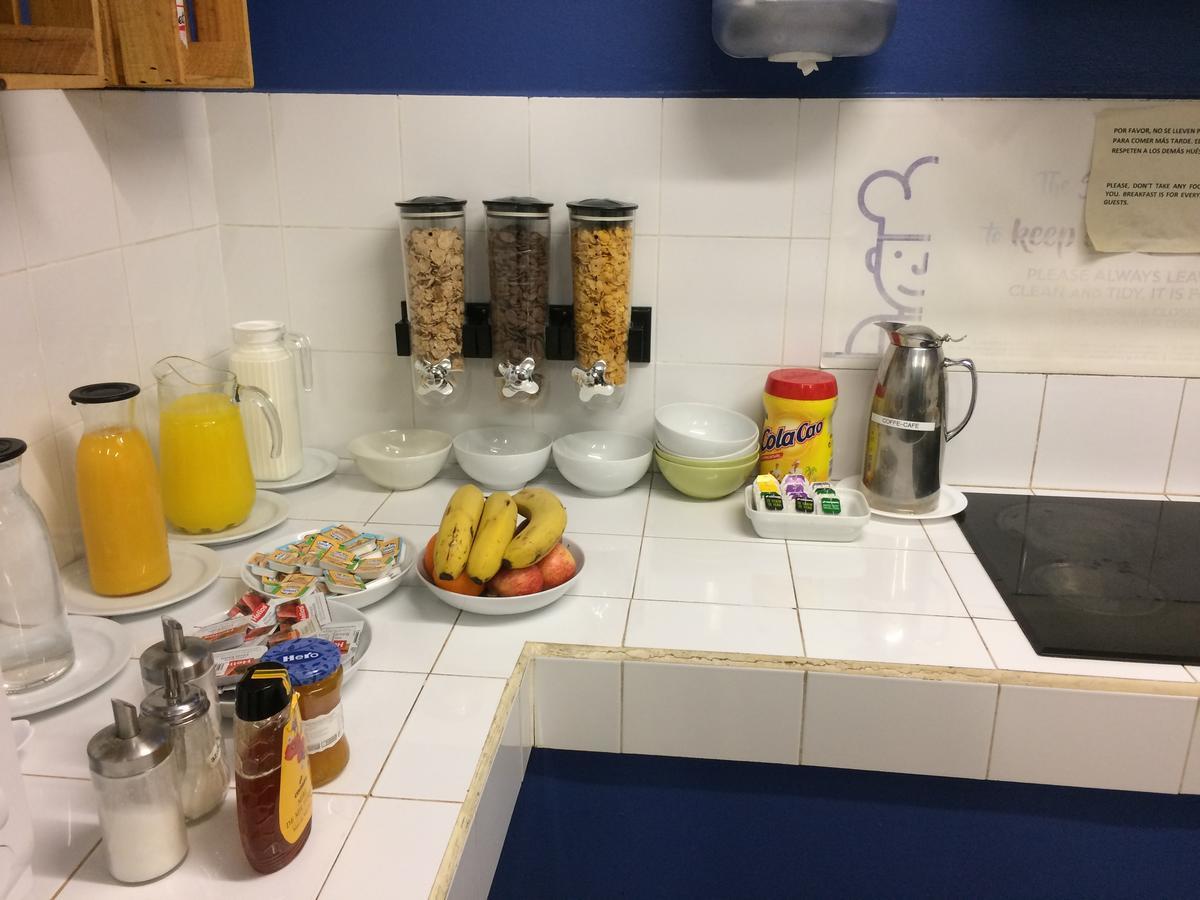 Gracia City Hostel Barcelona Ngoại thất bức ảnh A typical breakfast buffet