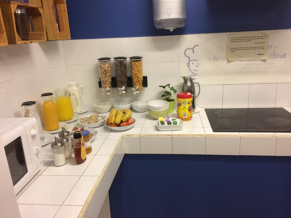 Gracia City Hostel Barcelona Ngoại thất bức ảnh A typical breakfast buffet at a hotel
