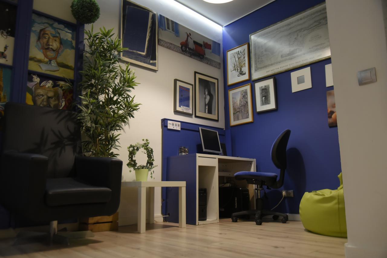 Gracia City Hostel Barcelona Ngoại thất bức ảnh The library