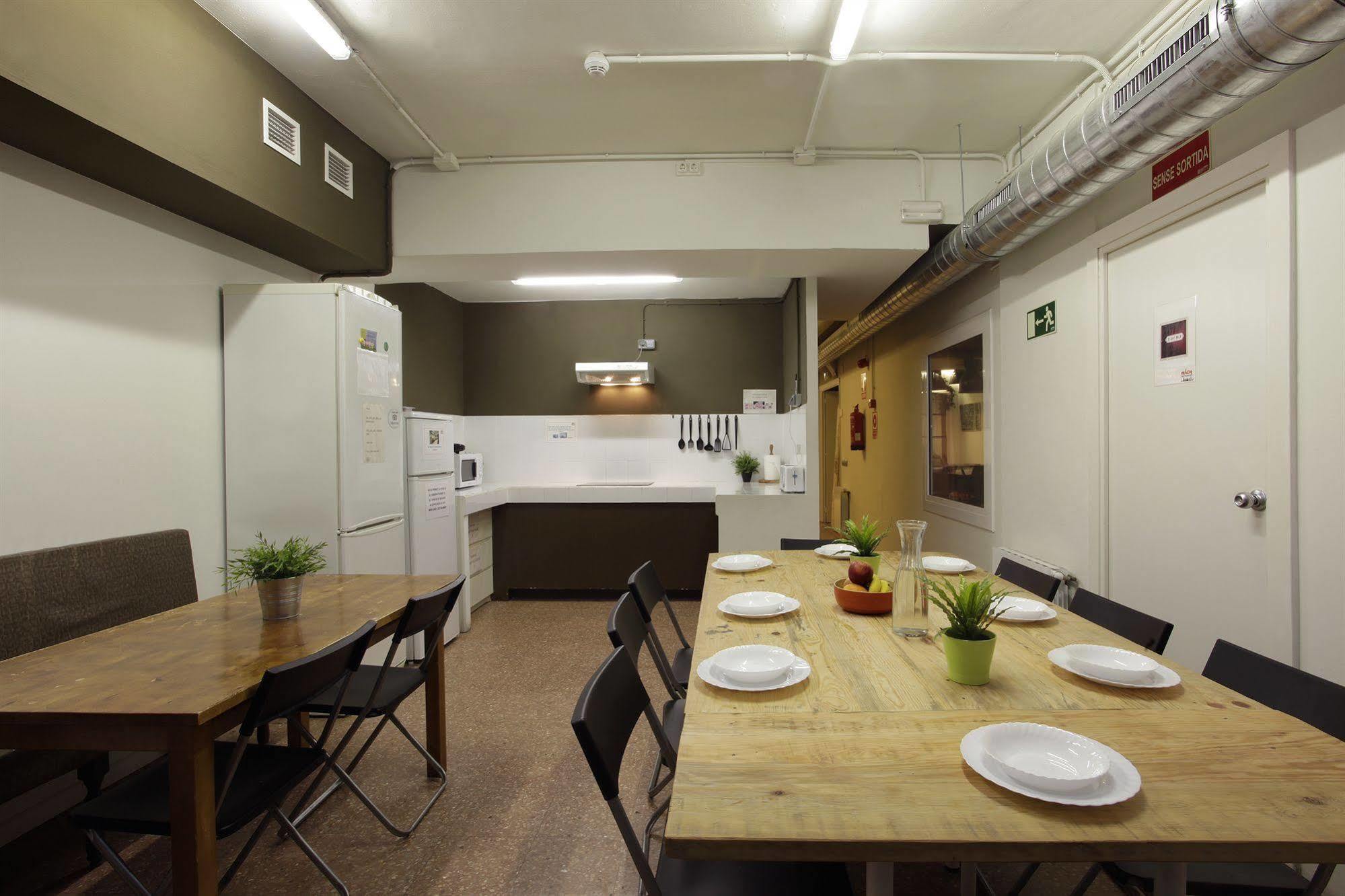 Gracia City Hostel Barcelona Ngoại thất bức ảnh The kitchen and dining room at the new hostel