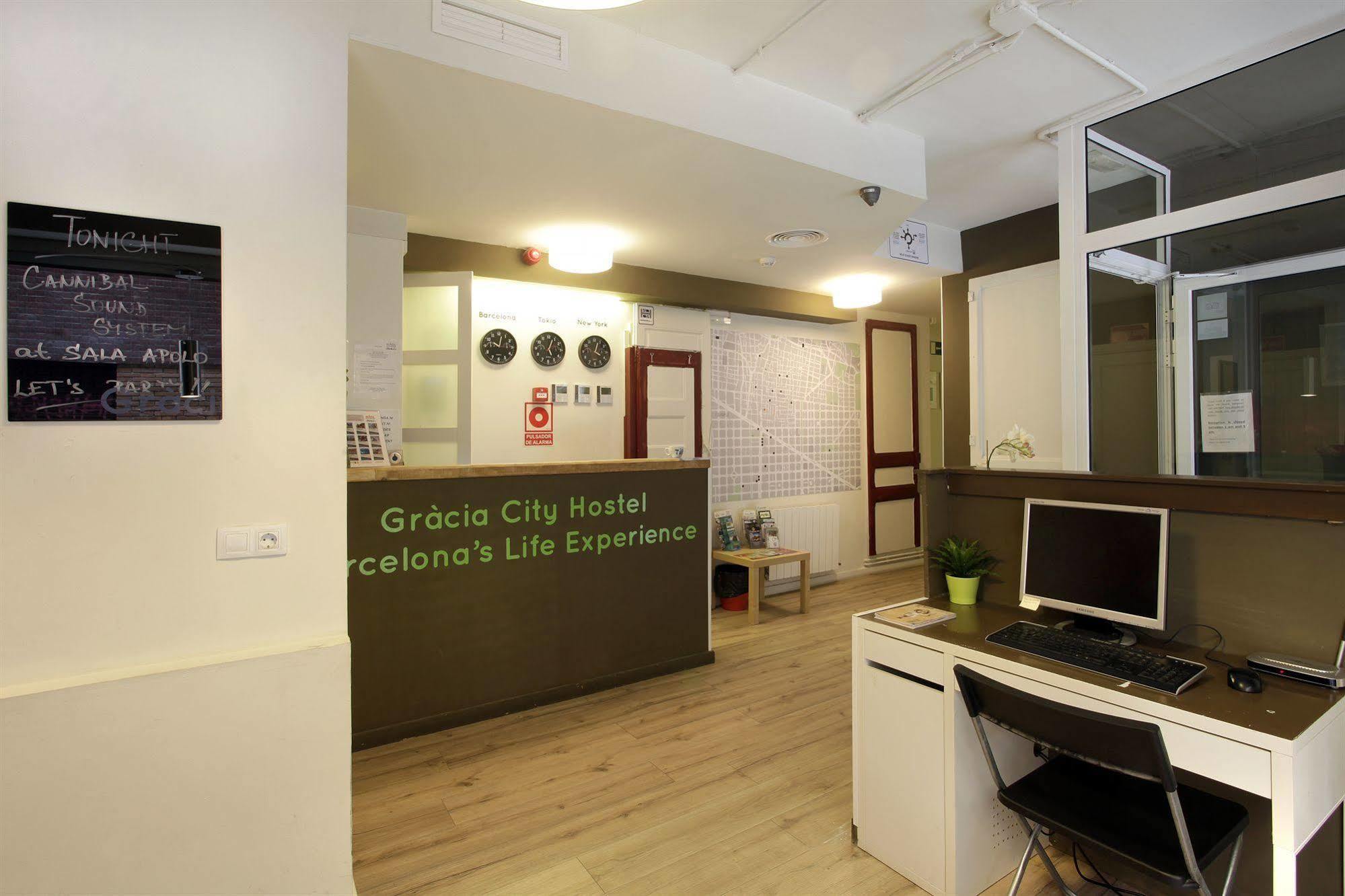 Gracia City Hostel Barcelona Ngoại thất bức ảnh Reception area