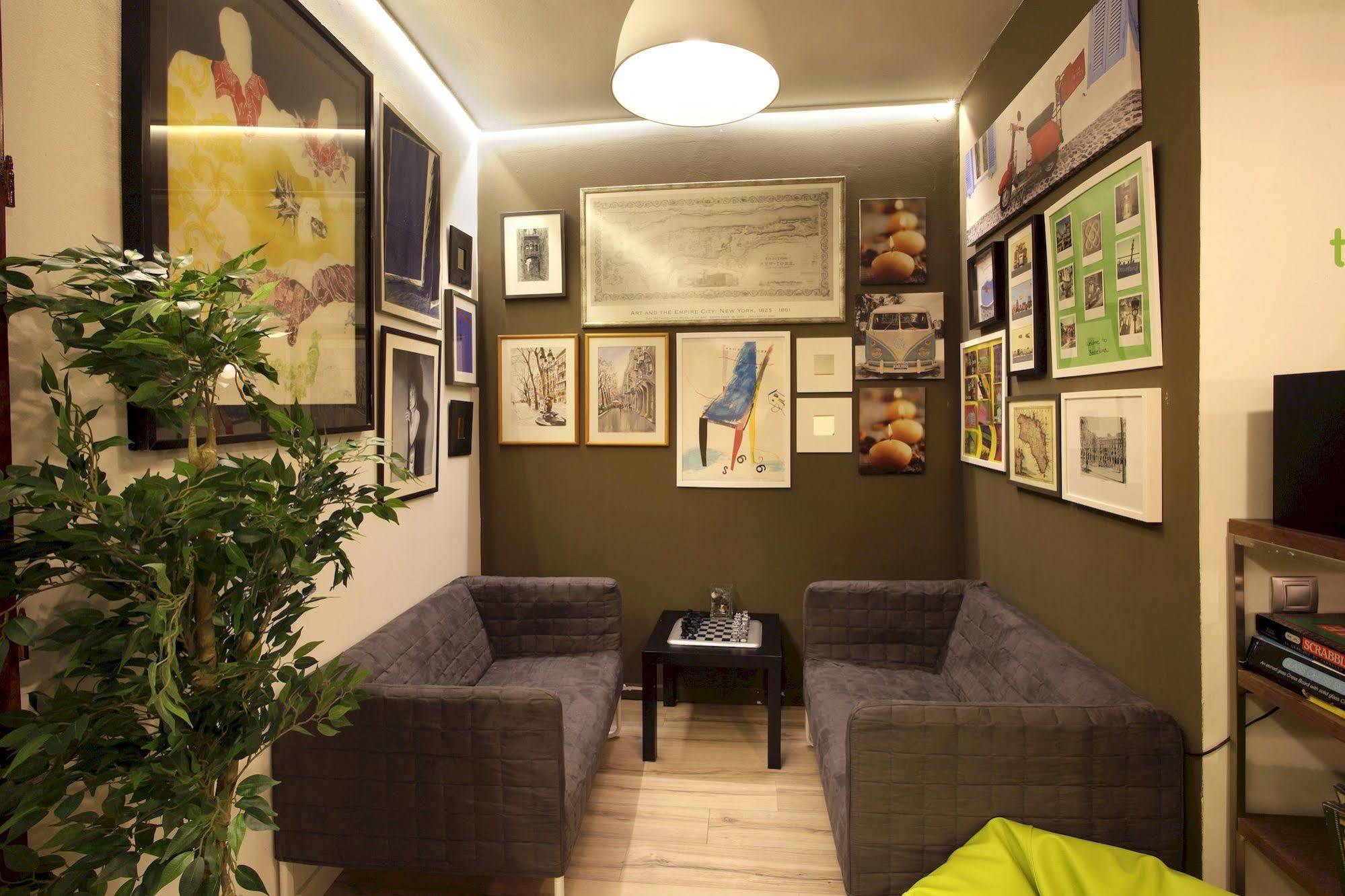 Gracia City Hostel Barcelona Ngoại thất bức ảnh The waiting room of a dental practice