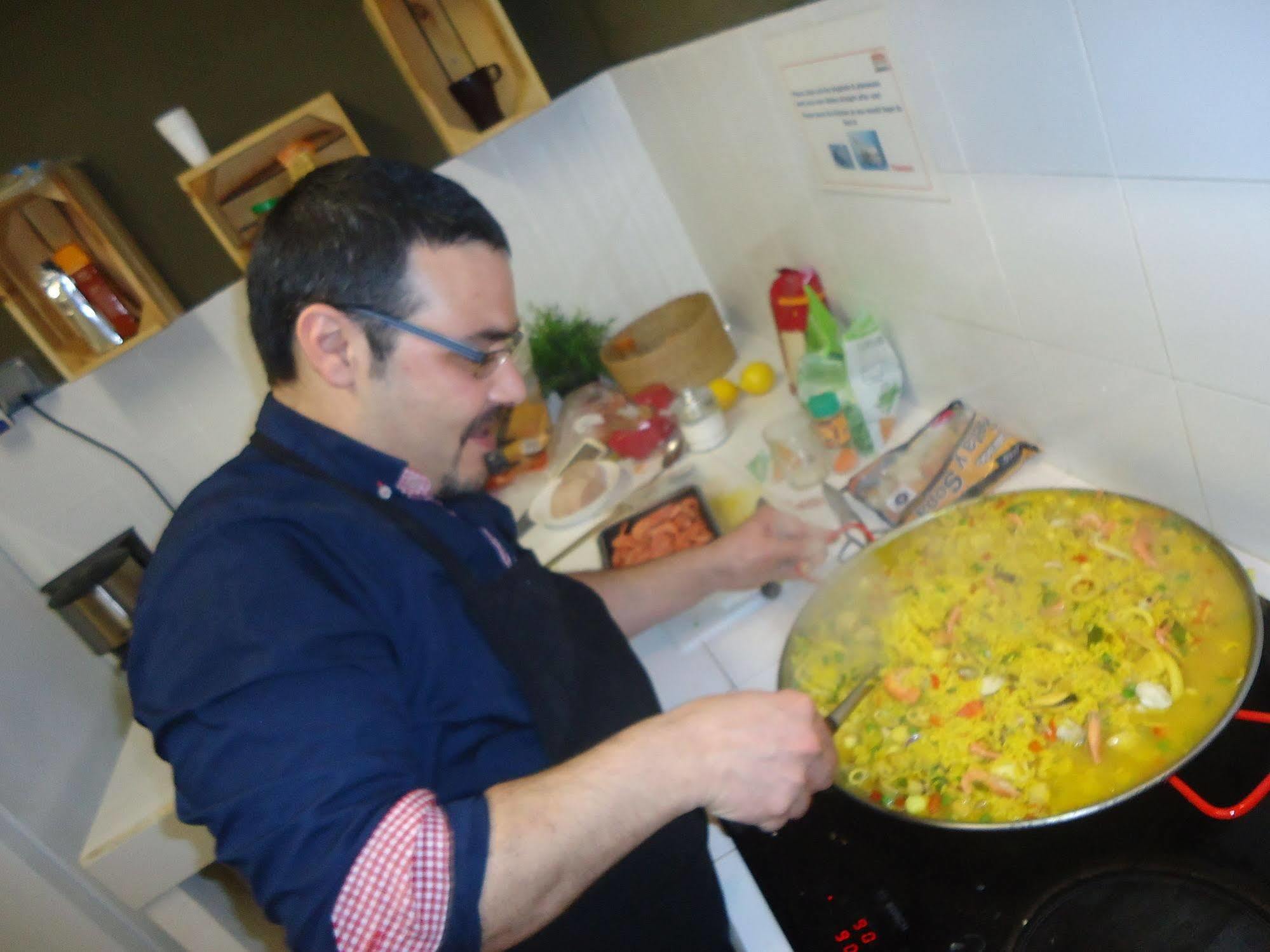 Gracia City Hostel Barcelona Ngoại thất bức ảnh A paella being cooked