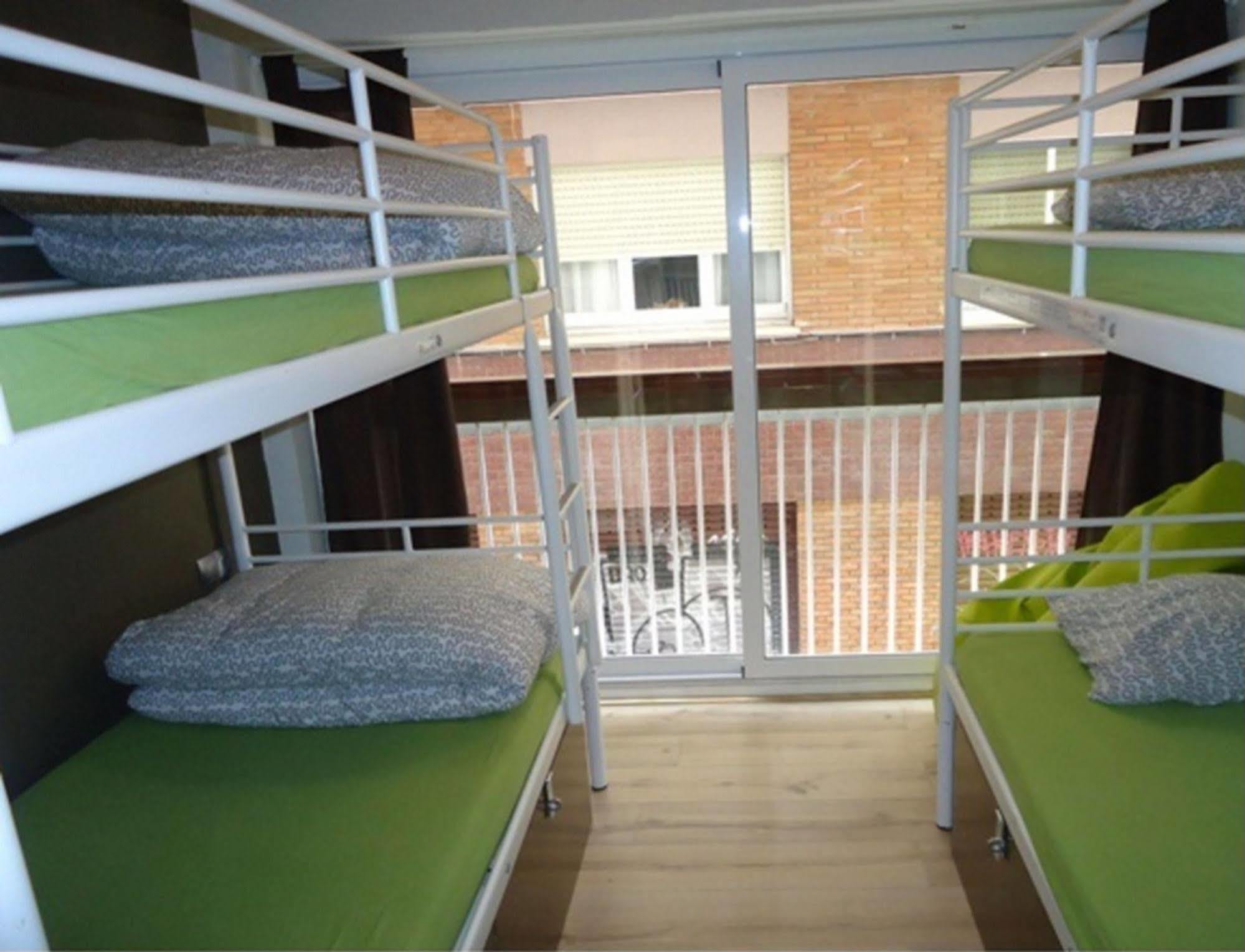 Gracia City Hostel Barcelona Ngoại thất bức ảnh A bunk room at the hotel