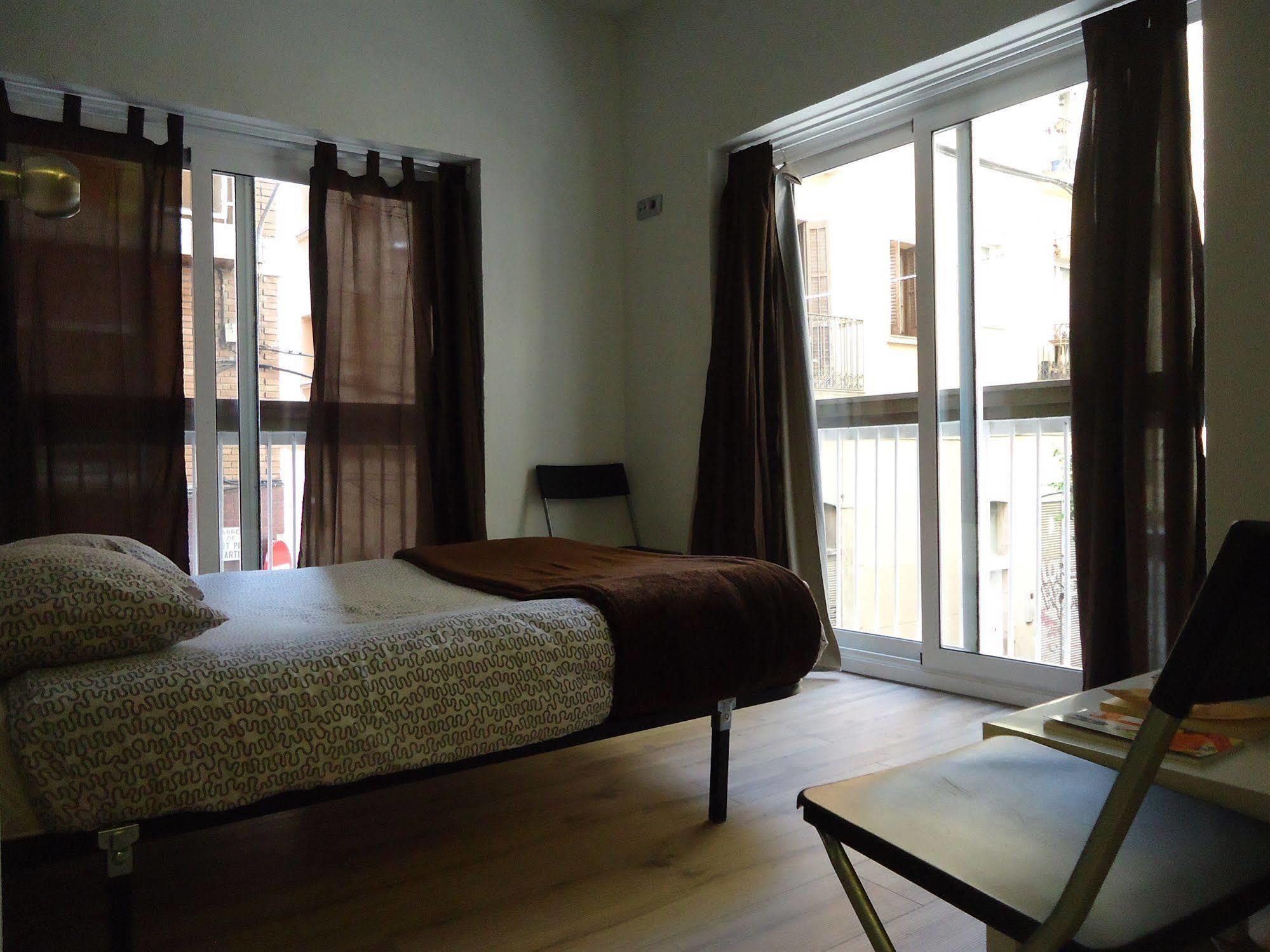 Gracia City Hostel Barcelona Ngoại thất bức ảnh A bedroom in a typical apartment