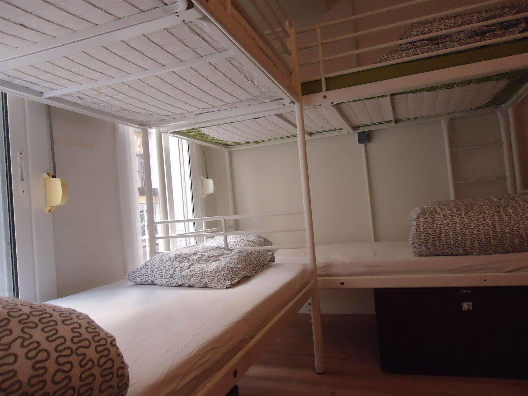 Gracia City Hostel Barcelona Ngoại thất bức ảnh A bunk bed