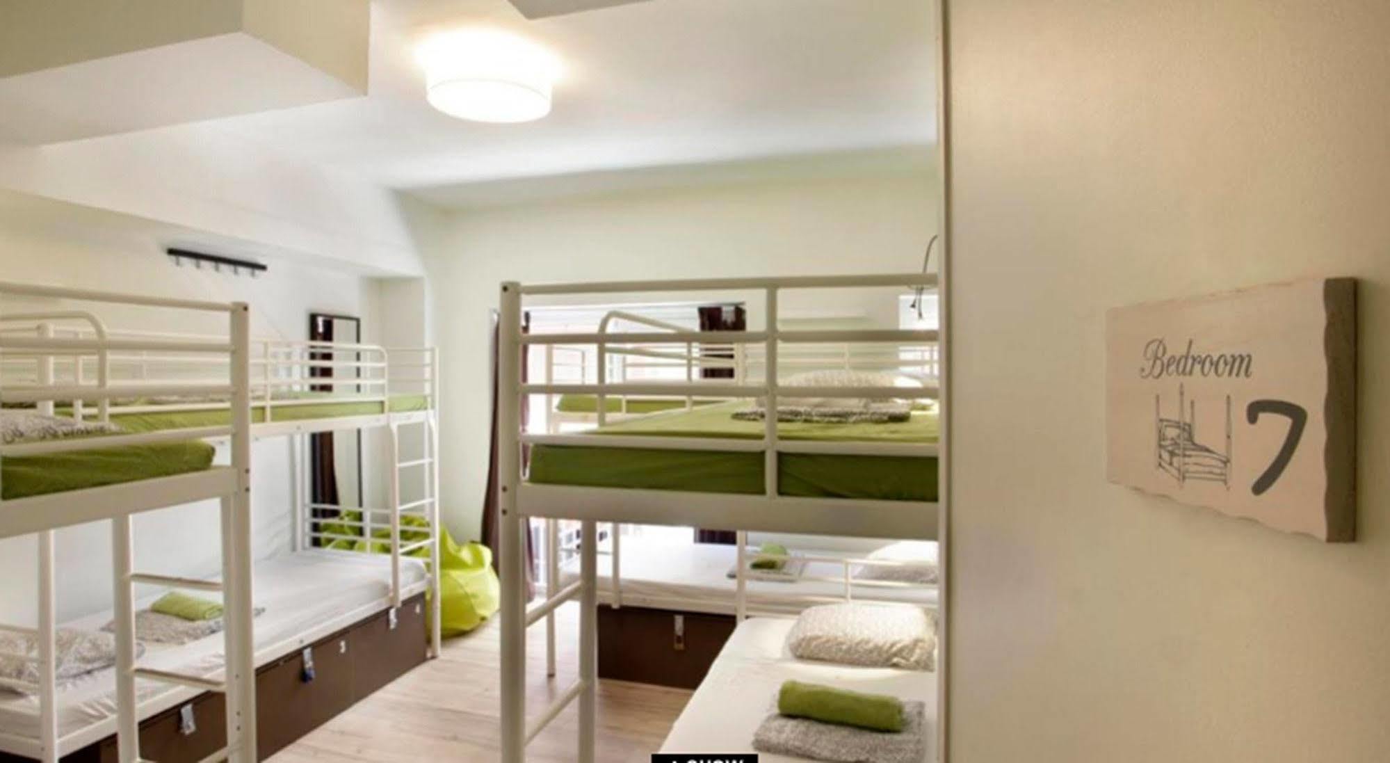 Gracia City Hostel Barcelona Ngoại thất bức ảnh Hostel room in Barcelona, Spain
