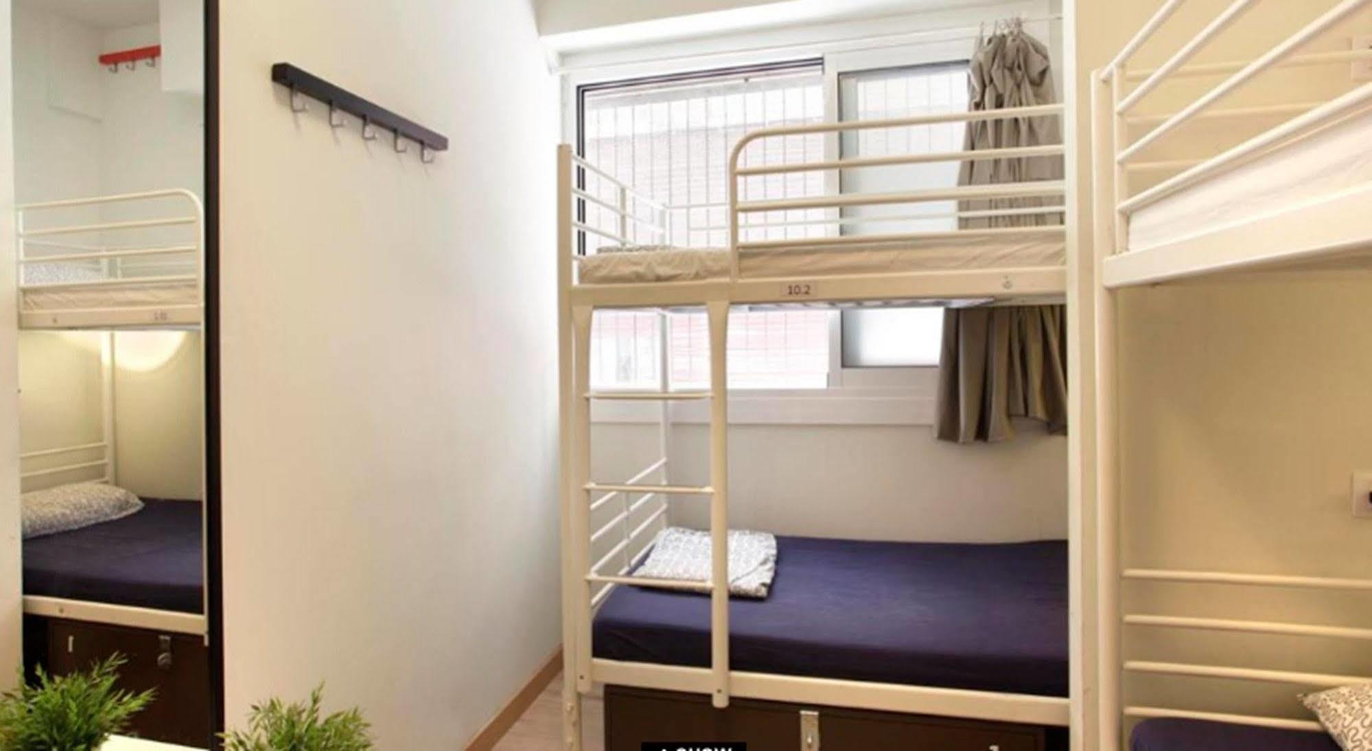 Gracia City Hostel Barcelona Ngoại thất bức ảnh A capsule hotel room in Japan