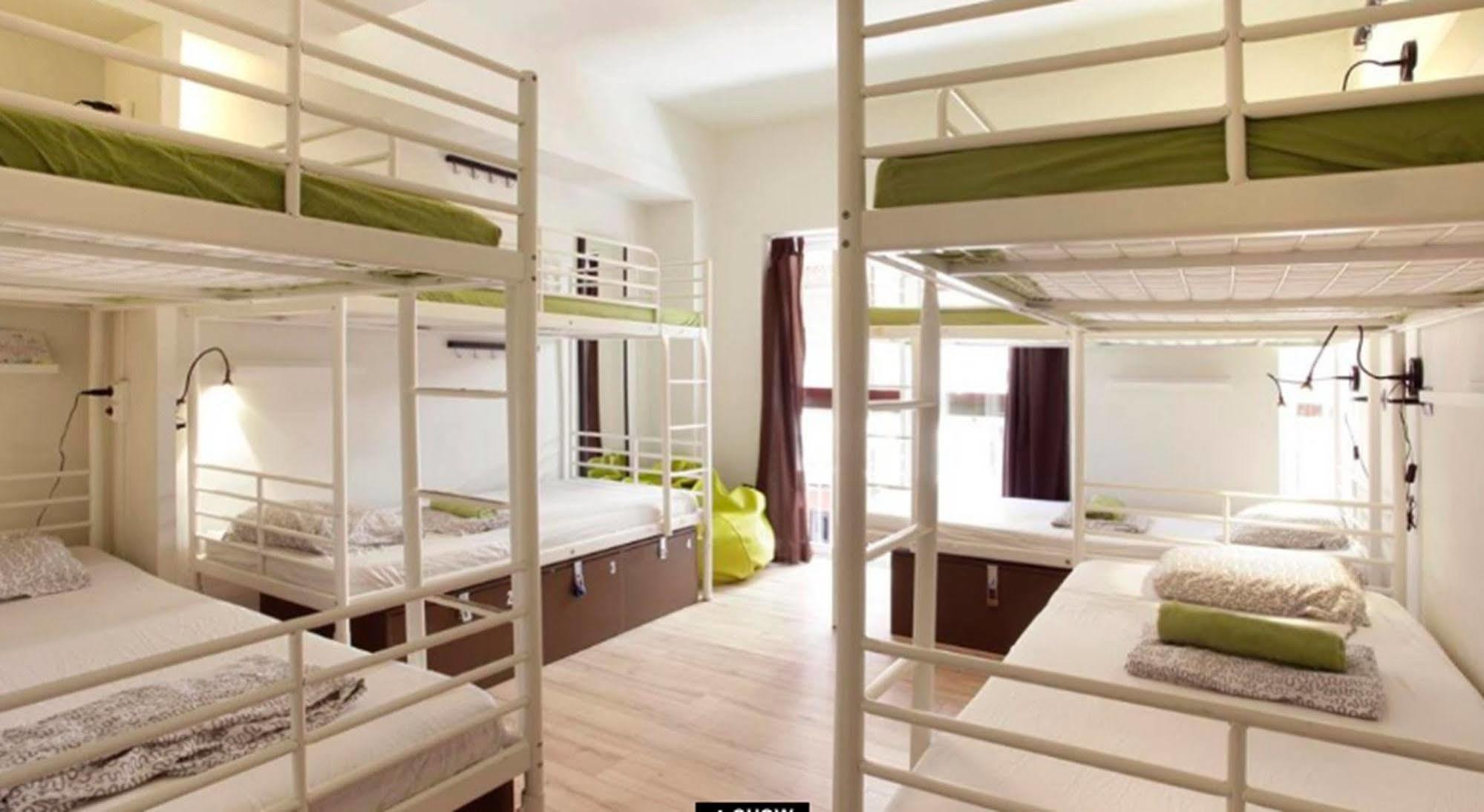 Gracia City Hostel Barcelona Ngoại thất bức ảnh Hostel in Prague